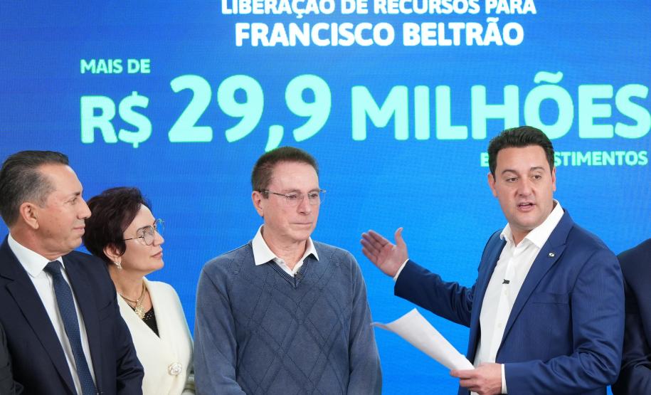 Ratinho Junior confirma quase R$ 890 milhões para obras e investimentos em 12 municípios