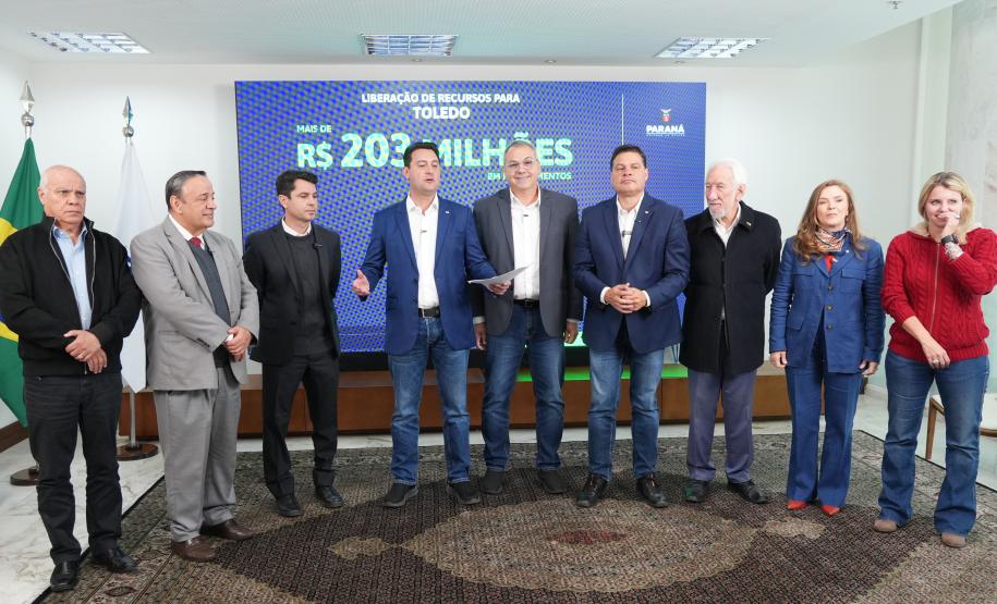 Ratinho Junior confirma quase R$ 890 milhões para obras e investimentos em 12 municípios