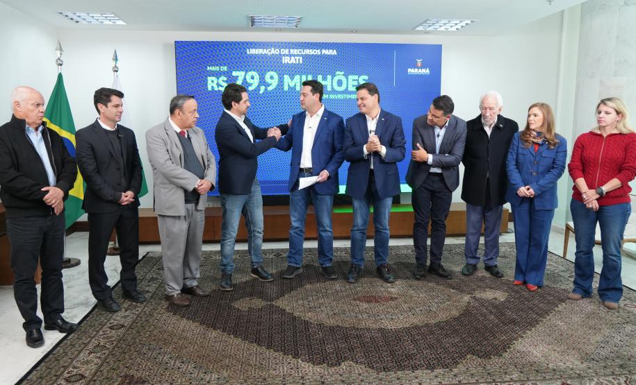 Ratinho Junior confirma quase R$ 890 milhões para obras e investimentos em 12 municípios
