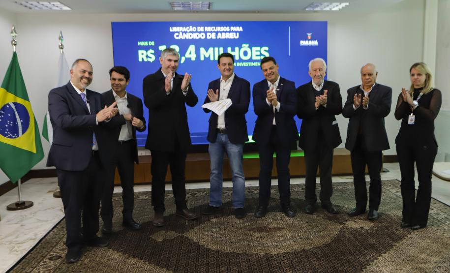 Governador libera R$ 350 milhões para obras e equipamentos em nove cidades