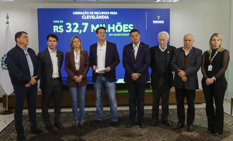 Governador libera R$ 350 milhões para obras e equipamentos em nove cidades