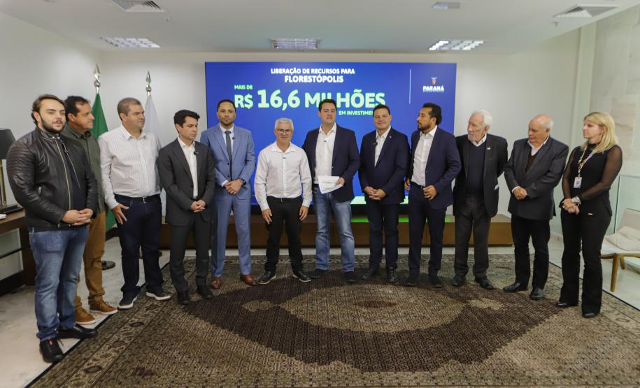 Governador libera R$ 350 milhões para obras e equipamentos em nove cidades