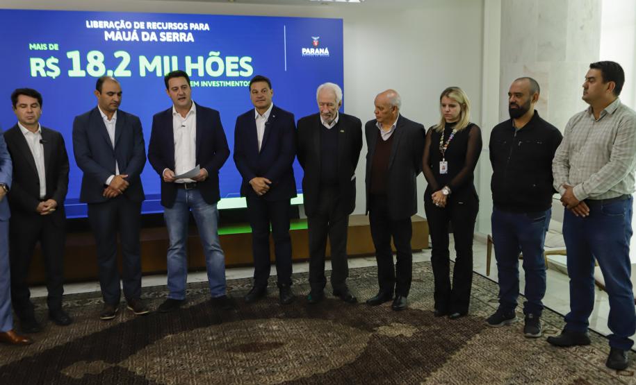 Governador libera R$ 350 milhões para obras e equipamentos em nove cidades
