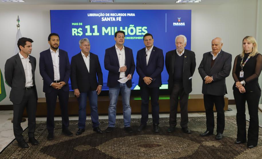 Governador libera R$ 350 milhões para obras e equipamentos em nove cidades
