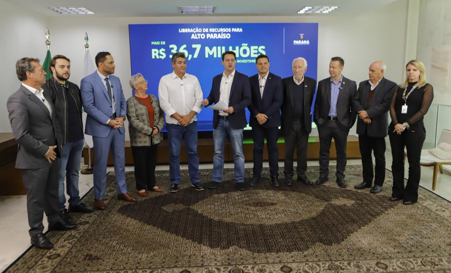 Governador libera R$ 350 milhões para obras e equipamentos em nove cidades