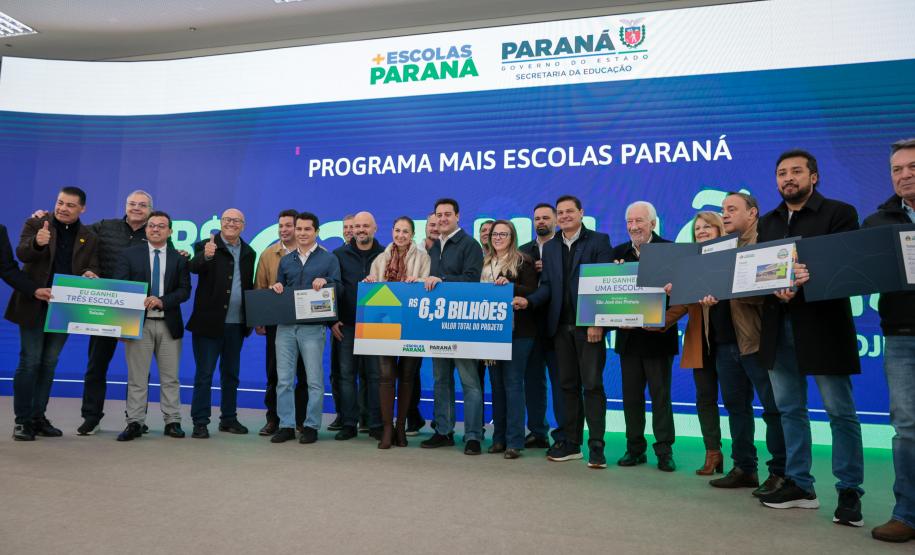 Ratinho Junior assina maior PPP da educação do Brasil para construir 40 colégios no Paraná