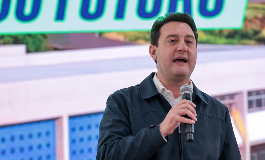 Ratinho Junior assina maior PPP da educação do Brasil para construir 40 colégios no Paraná