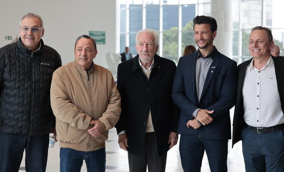 Ratinho Junior assina maior PPP da educação do Brasil para construir 40 colégios no Paraná