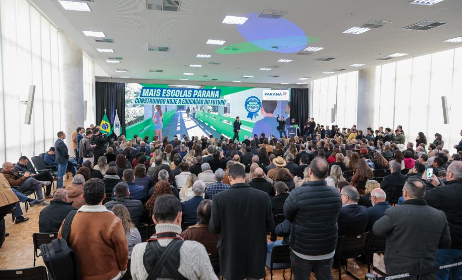 Ratinho Junior assina maior PPP da educação do Brasil para construir 40 colégios no Paraná