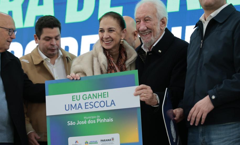 Ratinho Junior assina maior PPP da educação do Brasil para construir 40 colégios no Paraná