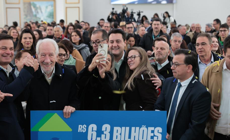 Ratinho Junior assina maior PPP da educação do Brasil para construir 40 colégios no Paraná