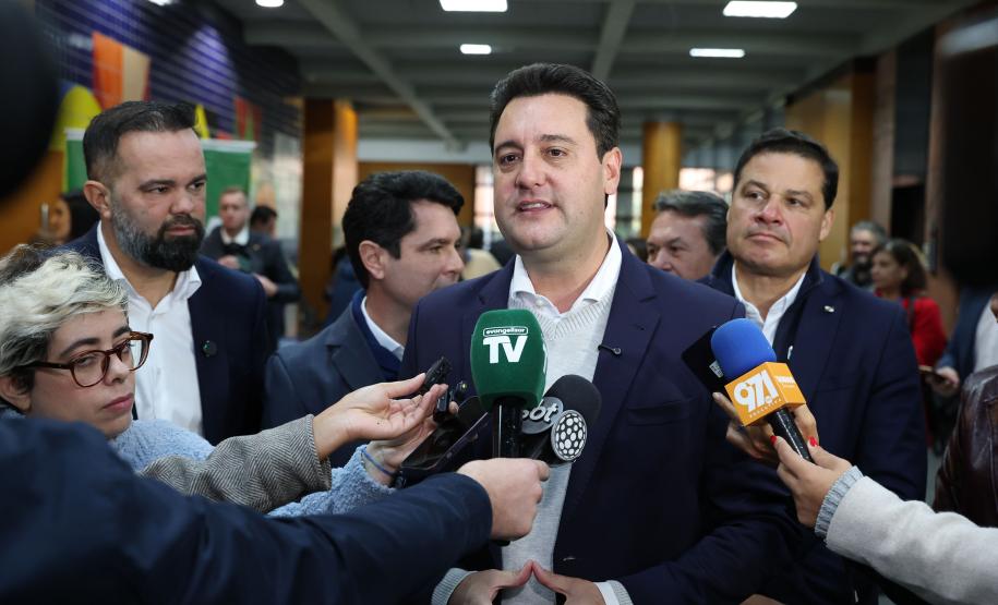 Alfabetiza Juntos: governador entrega prêmios a escolas municipais com melhores resultados