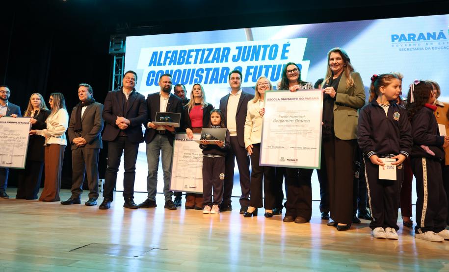 Alfabetiza Juntos: governador entrega prêmios a escolas municipais com melhores resultados