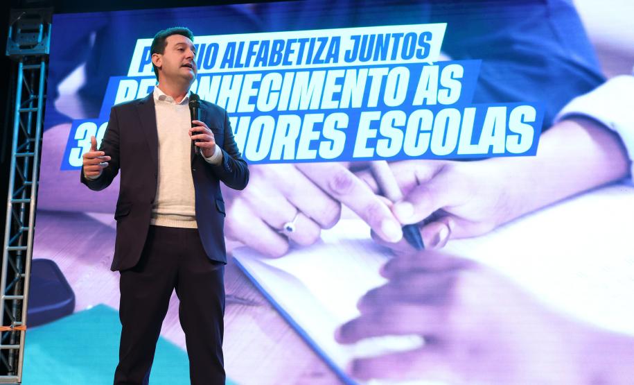 Alfabetiza Juntos: governador entrega prêmios a escolas municipais com melhores resultados