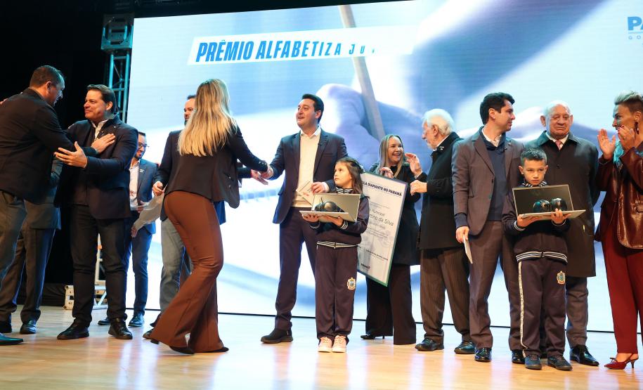 Alfabetiza Juntos: governador entrega prêmios a escolas municipais com melhores resultados