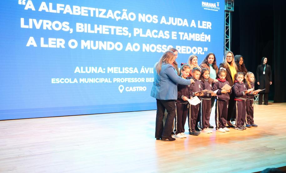 Alfabetiza Juntos: governador entrega prêmios a escolas municipais com melhores resultados