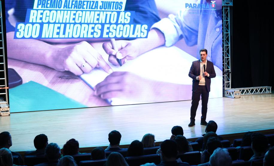 Alfabetiza Juntos: governador entrega prêmios a escolas municipais com melhores resultados