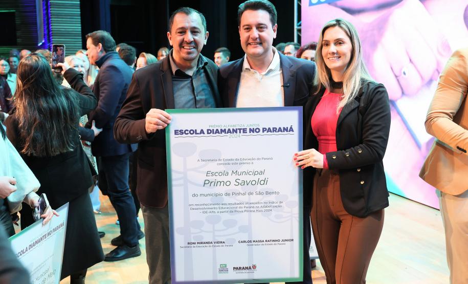 Alfabetiza Juntos: governador entrega prêmios a escolas municipais com melhores resultados