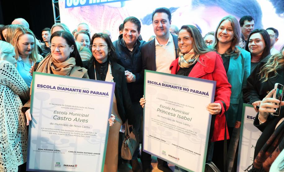 Alfabetiza Juntos: governador entrega prêmios a escolas municipais com melhores resultados