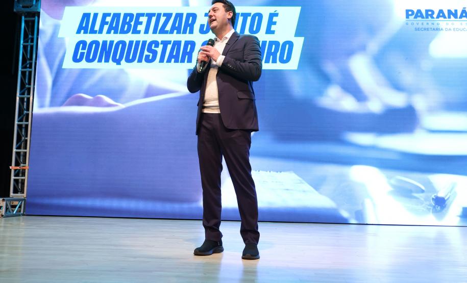 Alfabetiza Juntos: governador entrega prêmios a escolas municipais com melhores resultados