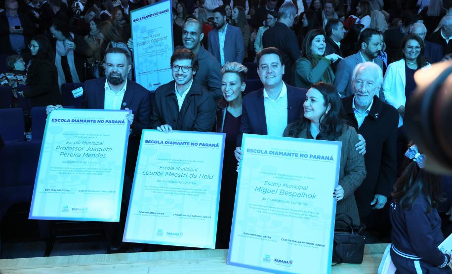 Alfabetiza Juntos: governador entrega prêmios a escolas municipais com melhores resultados