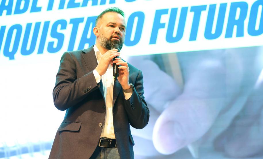Alfabetiza Juntos: governador entrega prêmios a escolas municipais com melhores resultados