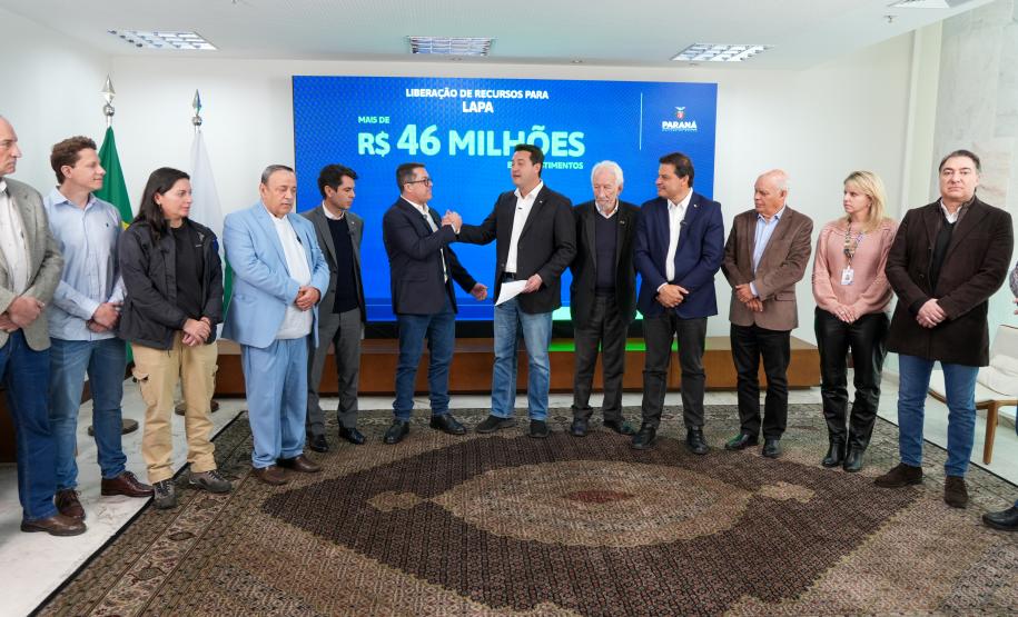 Ratinho Junior confirma mais de R$ 453 milhões para obras em 11 municípios