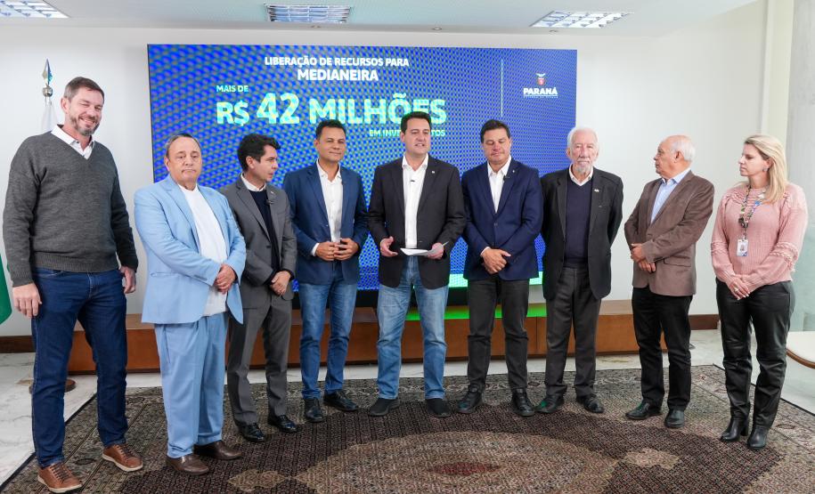 Ratinho Junior confirma mais de R$ 453 milhões para obras em 11 municípios