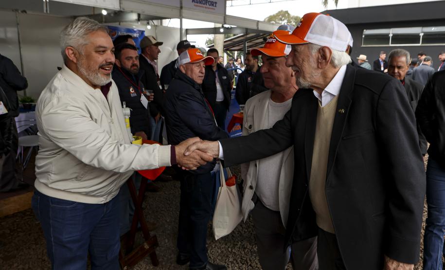 Governador em exercício destaca produção avícola paranaense em evento do setor