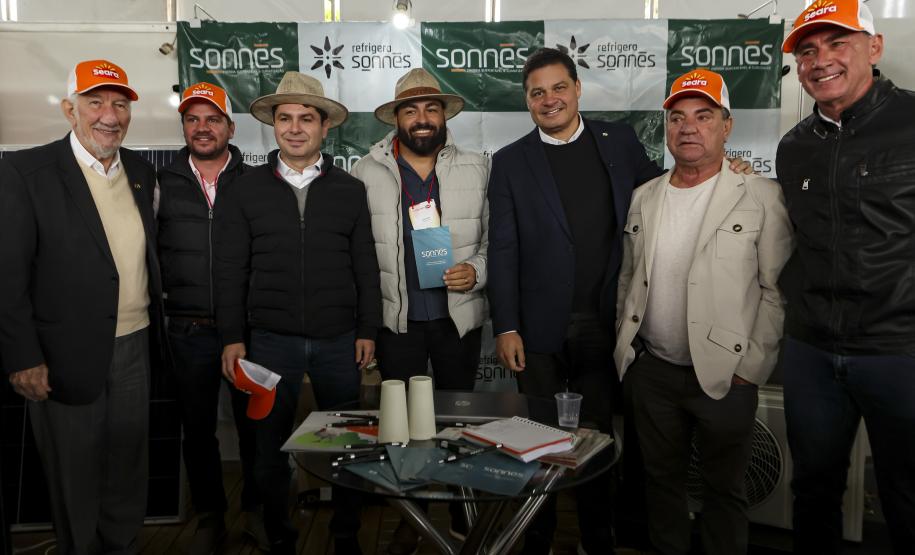 Governador em exercício destaca produção avícola paranaense em evento do setor