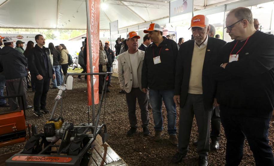Governador em exercício destaca produção avícola paranaense em evento do setor