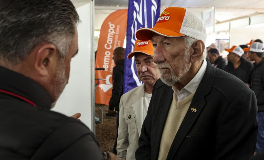 Governador em exercício destaca produção avícola paranaense em evento do setor