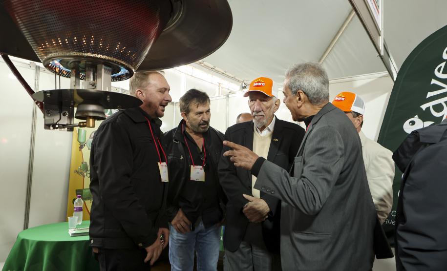 Governador em exercício destaca produção avícola paranaense em evento do setor