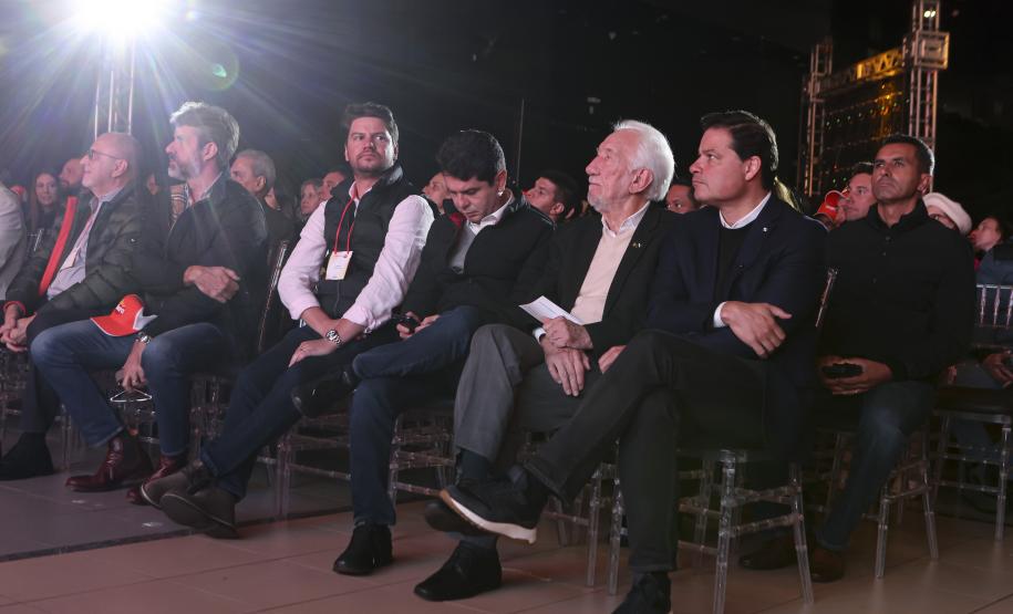 Governador em exercício destaca produção avícola paranaense em evento do setor