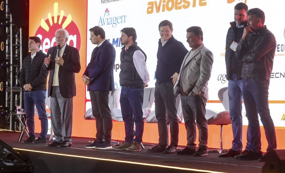 Governador em exercício destaca produção avícola paranaense em evento do setor