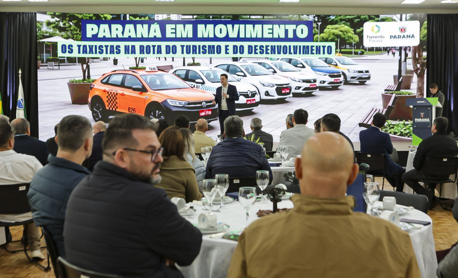 Em reunião com taxistas, governador destaca linha de crédito para a categoria