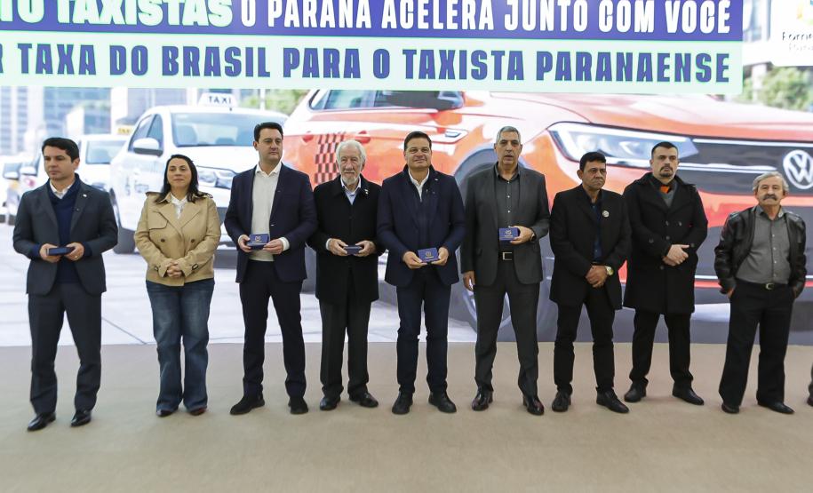 Em reunião com taxistas, governador destaca linha de crédito para a categoria