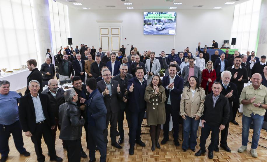 Em reunião com taxistas, governador destaca linha de crédito para a categoria