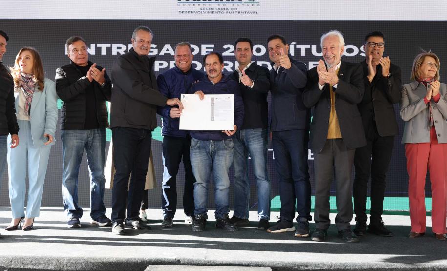 Governador entrega títulos de propriedade a 260 famílias dos Campos Gerais e da RMC