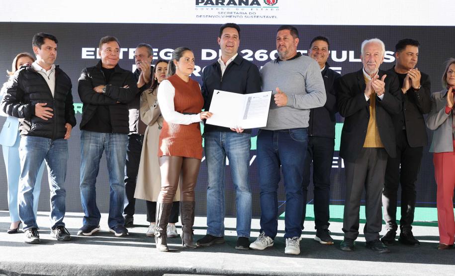 Governador entrega títulos de propriedade a 260 famílias dos Campos Gerais e da RMC