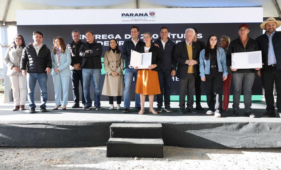 Governador entrega títulos de propriedade a 260 famílias dos Campos Gerais e da RMC