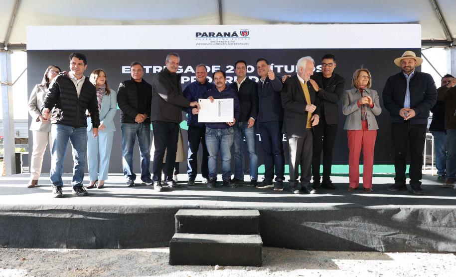 Governador entrega títulos de propriedade a 260 famílias dos Campos Gerais e da RMC
