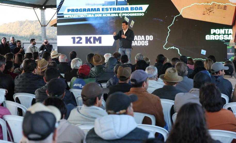 Governador entrega títulos de propriedade a 260 famílias dos Campos Gerais e da RMC
