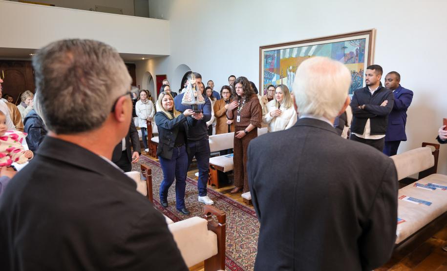 Darci Piana recebe imagem peregrina de Nossa Senhora do Rocio no Palácio Iguaçu