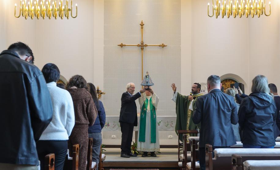 Darci Piana recebe imagem peregrina de Nossa Senhora do Rocio no Palácio Iguaçu