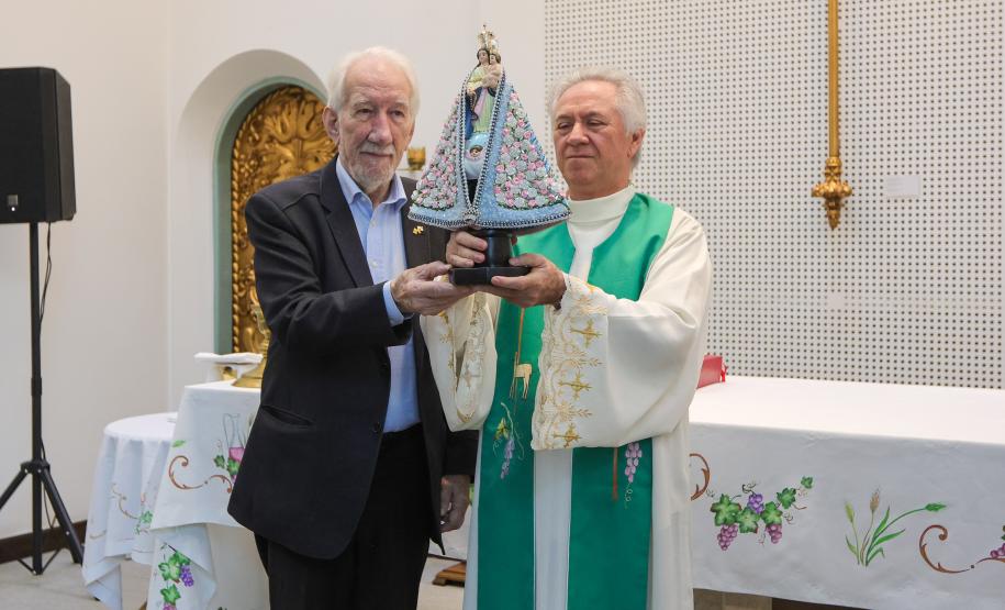 Darci Piana recebe imagem peregrina de Nossa Senhora do Rocio no Palácio Iguaçu