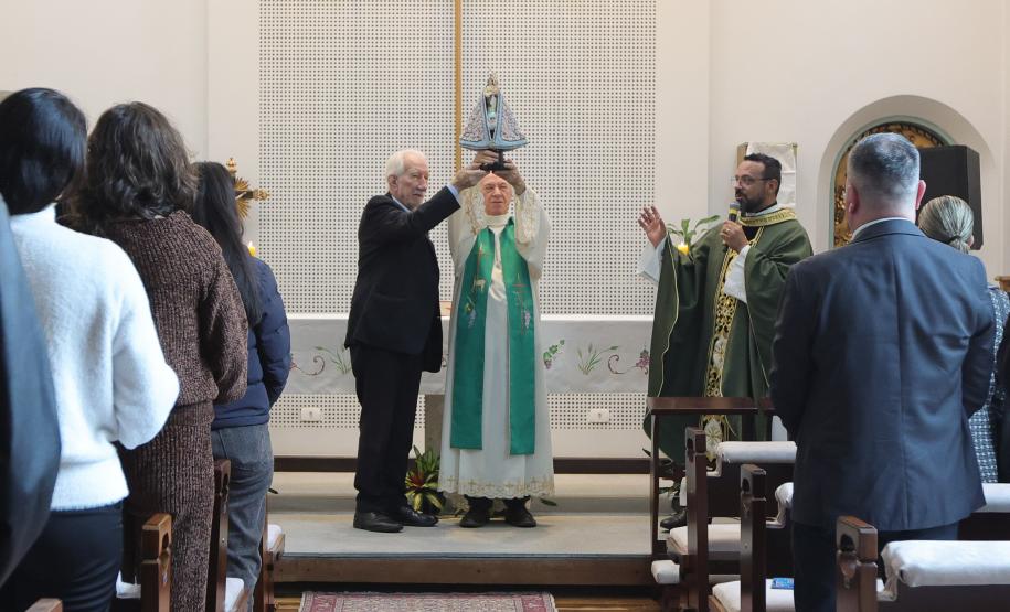 Darci Piana recebe imagem peregrina de Nossa Senhora do Rocio no Palácio Iguaçu